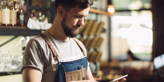 Barman sosteniendo una tableta